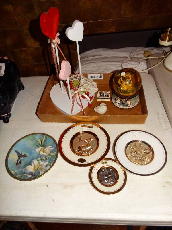 lot 211 image: Decor mini plates, Water globe, wooden heart home decor.