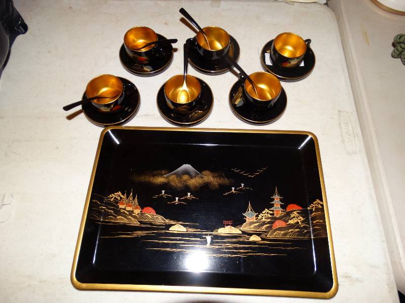 lot 212 image: Vintage wooden Oriental set comes with Tray, 6- cups, 6- saucers, 5-spoons.