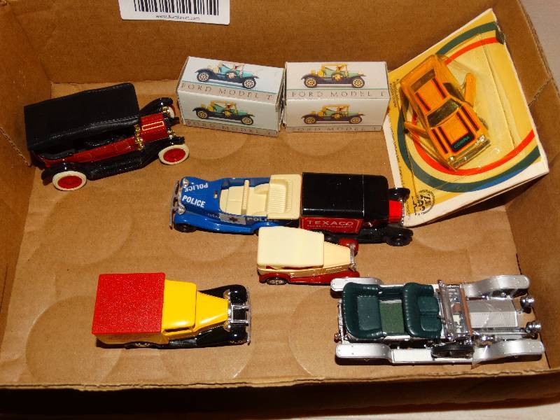 lot 226 image: 9- Assorted Old cars.