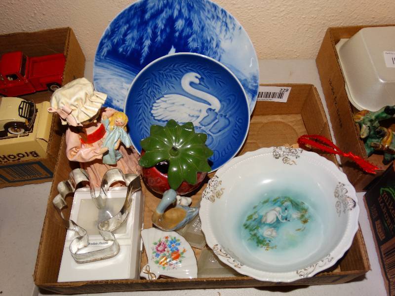 lot 229 image: Flat of home decor and misc.