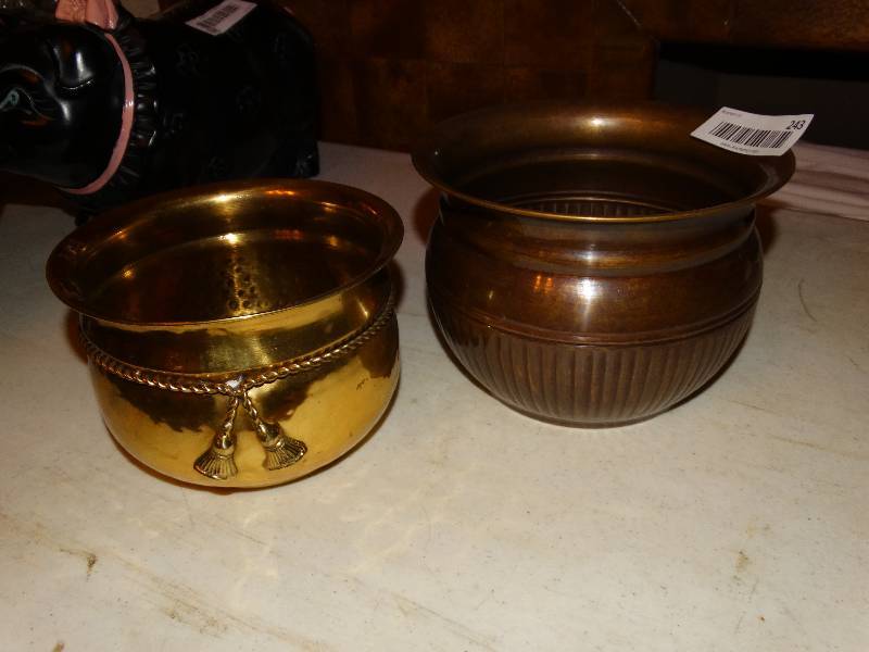 lot 243 image: 2- Small Flower pots.