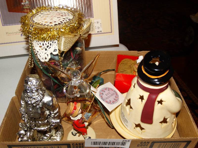 lot 253 image: 6- Assorted Christmas items.