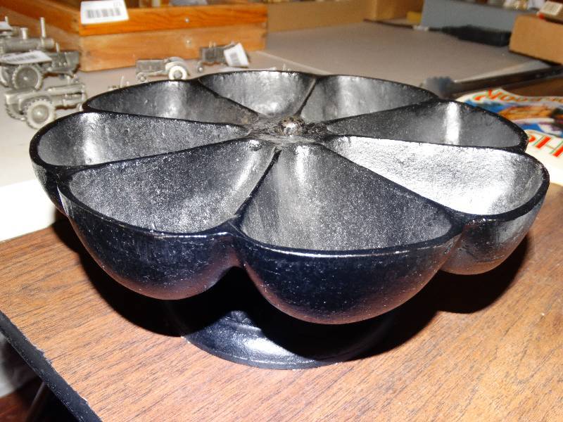 lot 261 image: Antique Cast Iron Star Nail Cup.