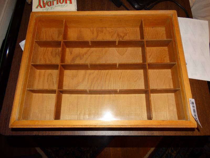 lot 271 image: Display Case.