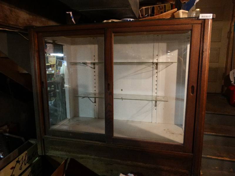 lot 276 image: Vintage 2 door glass cabinet w2 shelves.