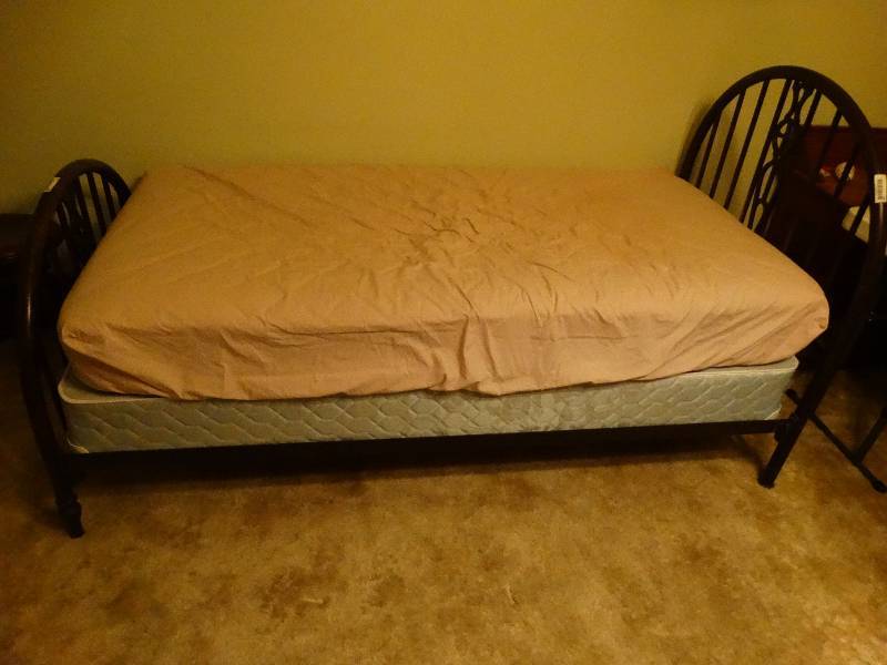 lot 282 image: Antique metal twin bed.