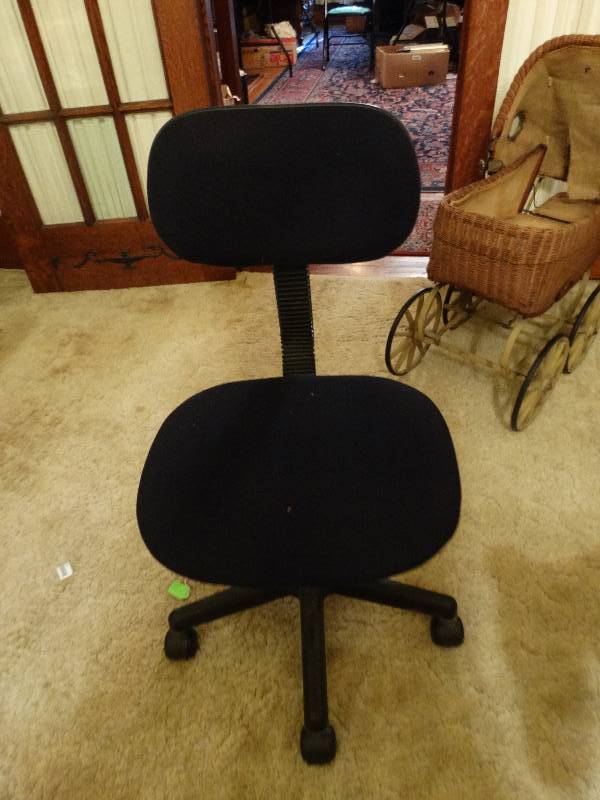 lot 289 image: Black office chair.