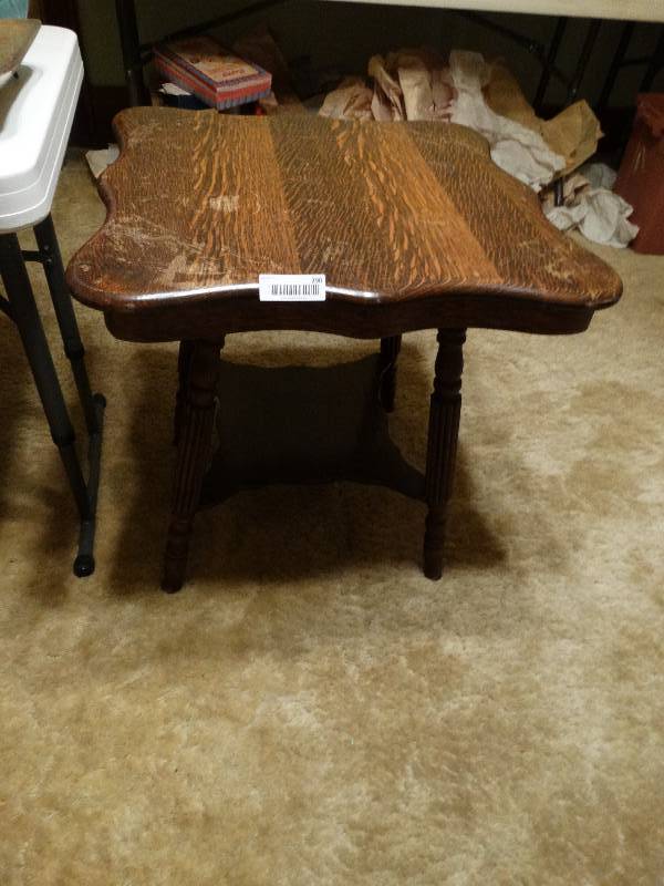 lot 290 image: Vintage little table.