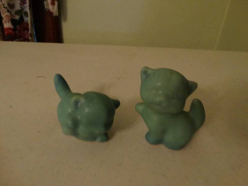 lot 308 image: Van Briggle Pottery pair of kittens.