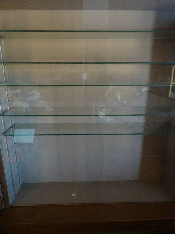 lot 325 image: 2 piece glass case w8 glass shelves.