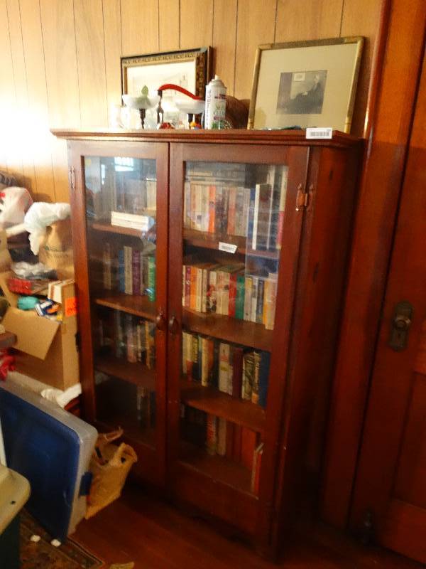 lot 328 image: Book case w4 shelves & 2 glass doors. NO CONTENTS