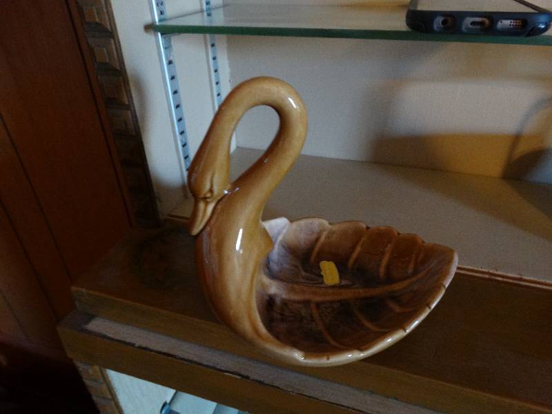 lot 334 image: Swan by royal haeger.