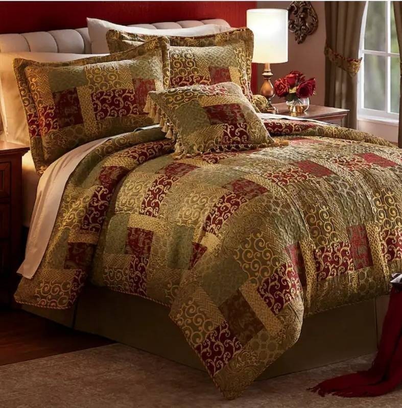 lot 897 image: Comforter Set Retail $99.99 GM120223