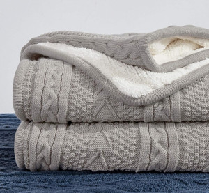 lot 667 image: Cable Knit Sherpa Throw Blanket Retail $39.99 RCY-1