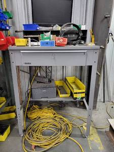 lot 43053 image: Global Industries Workstation W Contents