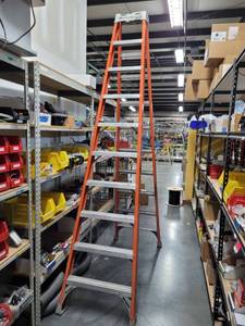 lot 47601 image: Louisville 10ft Ladder
