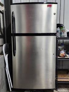 lot 47581 image: GE  Refrigerator (Works)