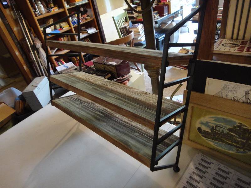 lot 1044 image: Hanging 3 Tier Wall Shelf