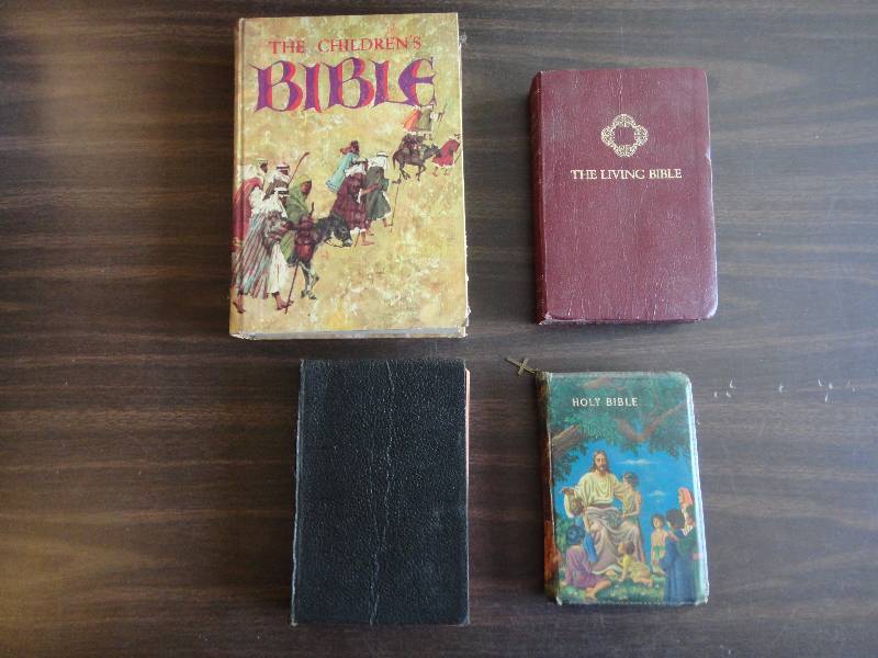lot 2184 image: Lot of Vintage Bibles