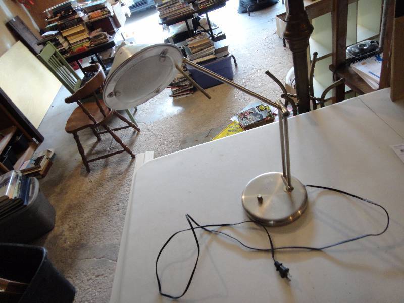 lot 1020 image: Vintage COOL Gold Hinged Adjustable Desk Lamp