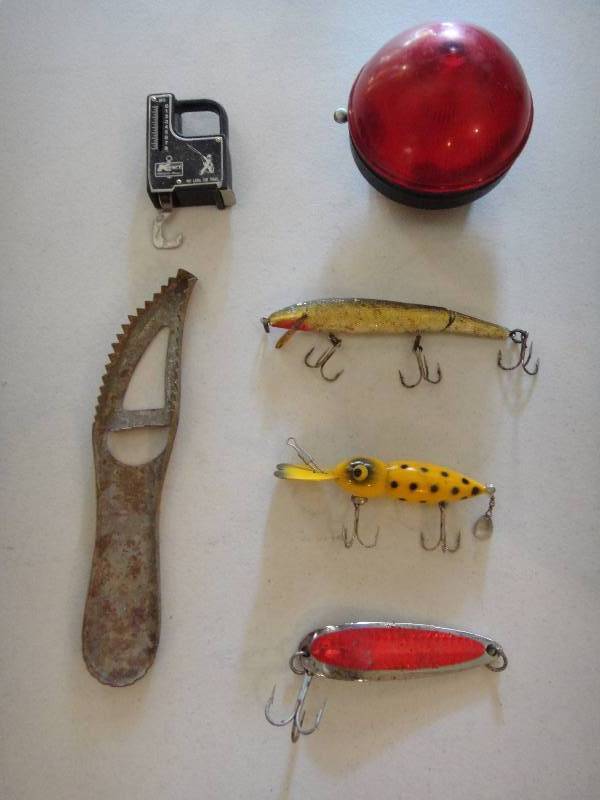 lot 1157 image: Lot of Old Vintage Fishing Lures
