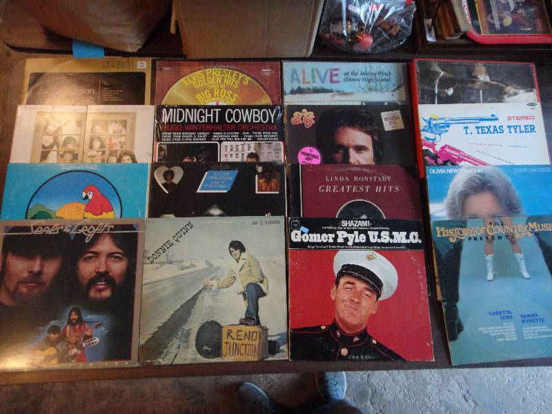 lot 1872 image: VINTAGE RECORD ALBUM LOT (Elvis and MORE)
