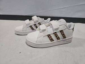 lot 13508 image: Adidas Kids Unisex  Essentials Grand Court Shoes - Kids Superstar Sneaker, Size 9 US