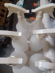 lot 49 image: Half dozen 16 and 32 ounce spray bottles 3 of each