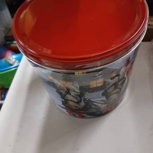 lot 63 image: Fresh popcorn in tin See pics for dates and kind of popcorn