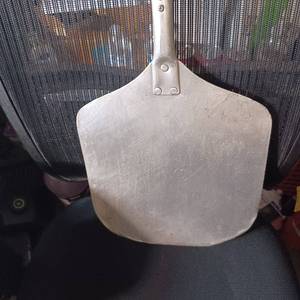 lot 64 image: Aluminum metal pizza peel works fine