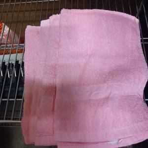 lot 82 image: 4 pk New pink hand towels