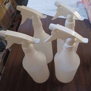 lot 84 image: 4 New 32 ounce spray bottles with sprayers