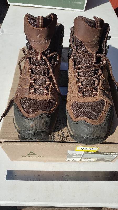 lot 454 image: Ascend Boots Size 11