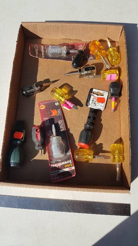 lot 465 image: Lot of 14 Phillips and Standard Head Stubby Screwdrivers