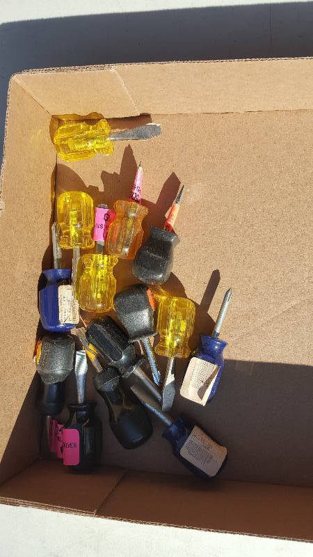 lot 466 image: Lot of 14 Phillips and Standard Head Stubby Screwdrivers