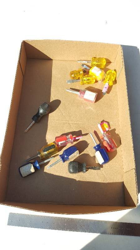 lot 467 image: Lot of 14 Phillips and Standard Head Stubby Screwdrivers