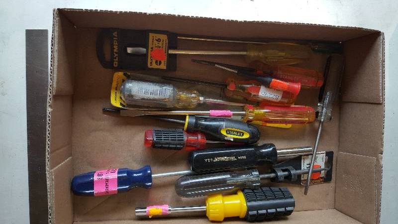 lot 537 image: Lot of 14 Screwdrivers and Nut Drivers