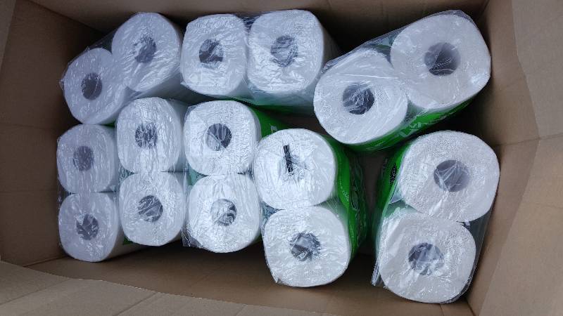 lot 550 image: 16 Rolls of Paper Towels