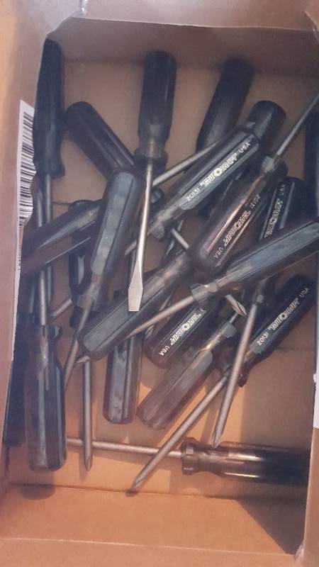 lot 583 image: 20 - 6 Screwdrivers Mostly Phillips With a Few Straight