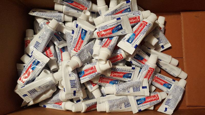 lot 595 image: Lot of 100 Colgate Travel Size Toothpaste