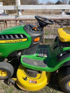 lot 1001 image: John Deere D130 riding lawn mower Started up-runs good