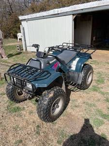 lot 1004 image: 1995 Kawasaki Bayou 220 4 wheeler, Started up-runs good
