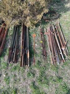 lot 1027 image: T Posts