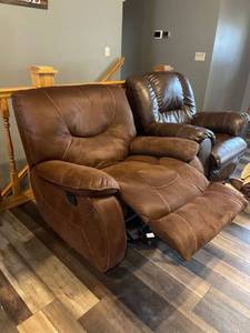 lot 2007 image: Soft leather recliner 40 x 42 x 36 in