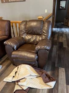 lot 2008 image: Leather recliner 40 x 42 x 36 in with quilt cover