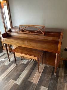 lot 2011 image: Kohler and Campbell piano 38 x 57 x 24 in with bench