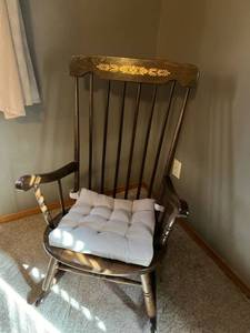 lot 2025 image: Rocking chair 40 x 24 x 29