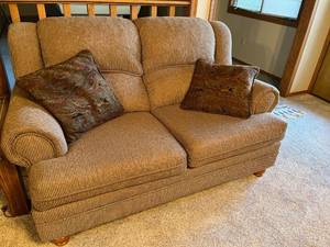 lot 2031 image: Neutral toned, two section loveseat with pillows 36 x 60 x 40 Located in the basement