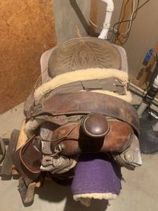 lot 2043 image: Horses saddle with blanket Located in the basement