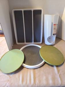 lot 2102 image: Three plastic lazy susans, organizer tray, bag holder